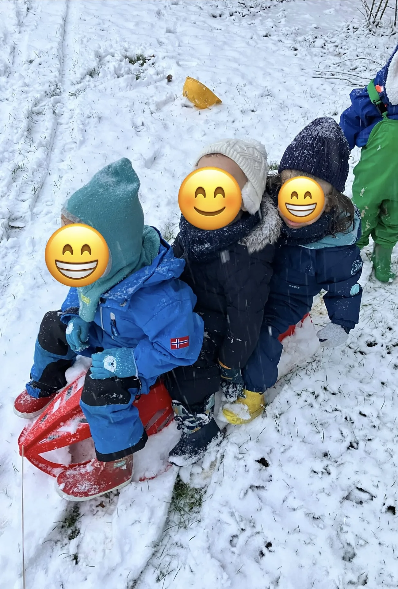 Enfants sur une luge dans la neige à la crèche de Kockelscheuer