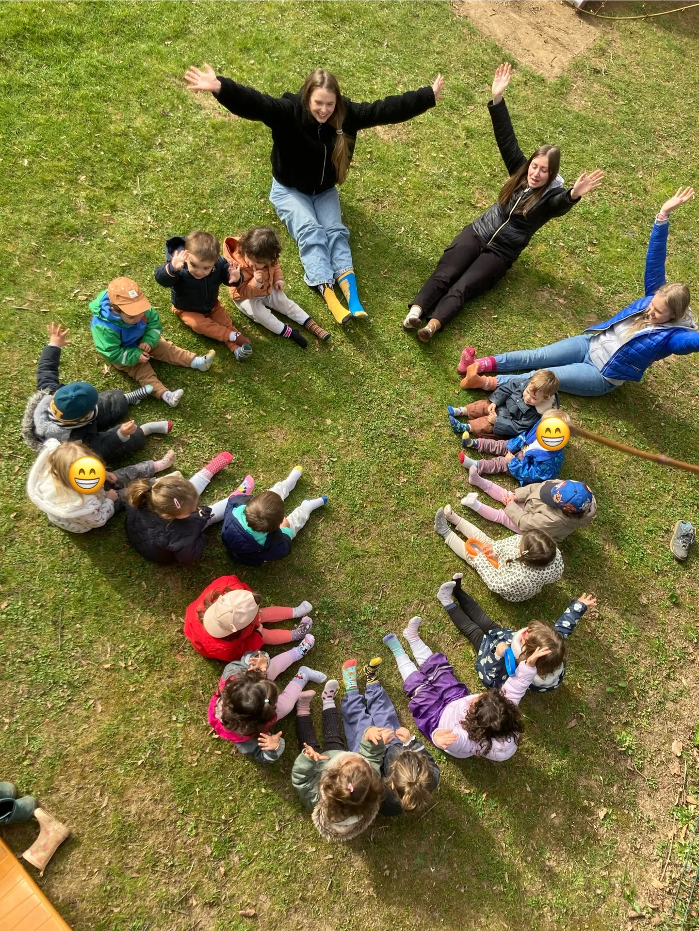 Cercle d'éveil en plein air avec éducatrices et enfants à Kockelscheuer