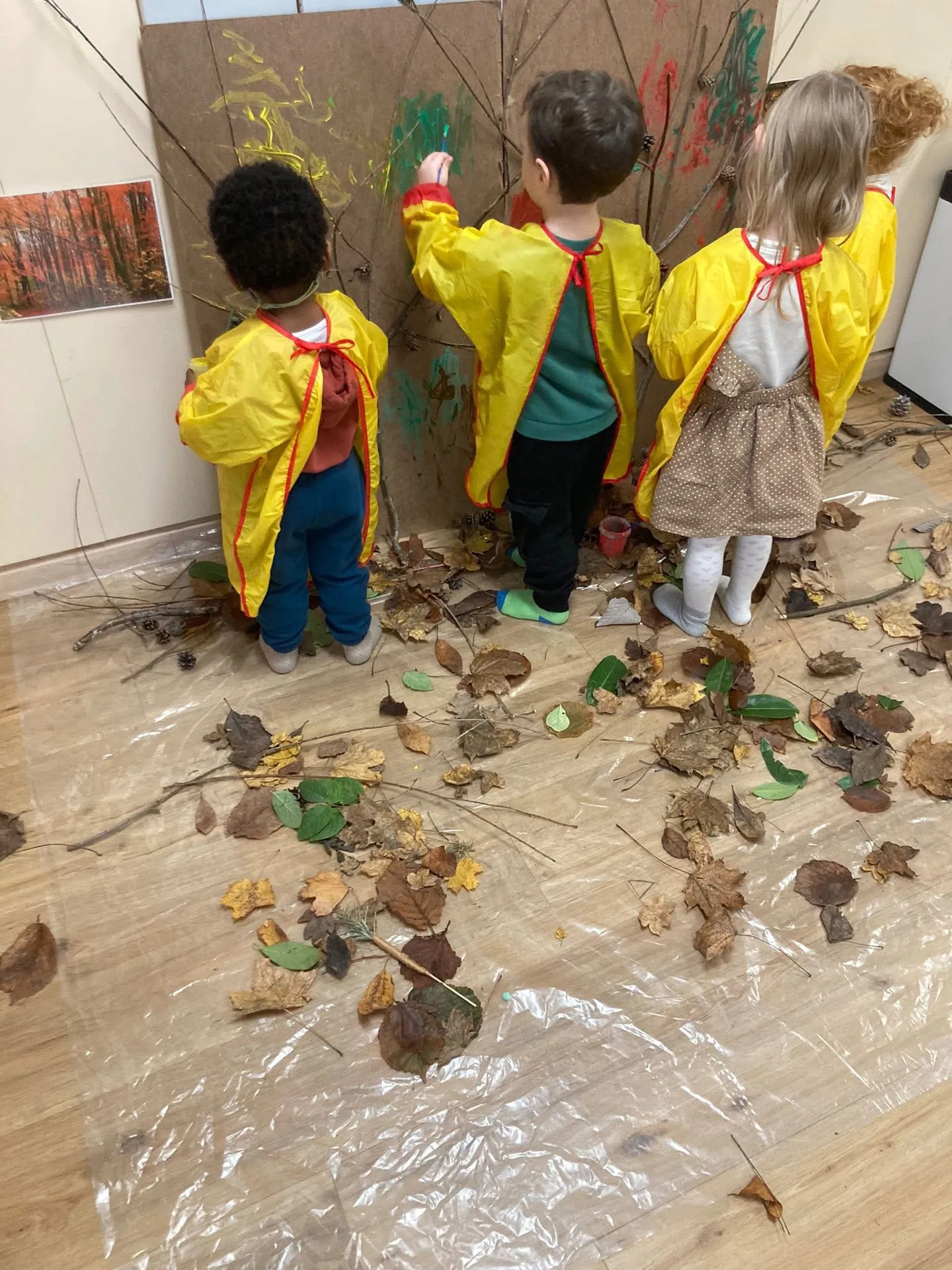 Atelier peinture nature avec feuilles et branches à la crèche de Kockelscheuer