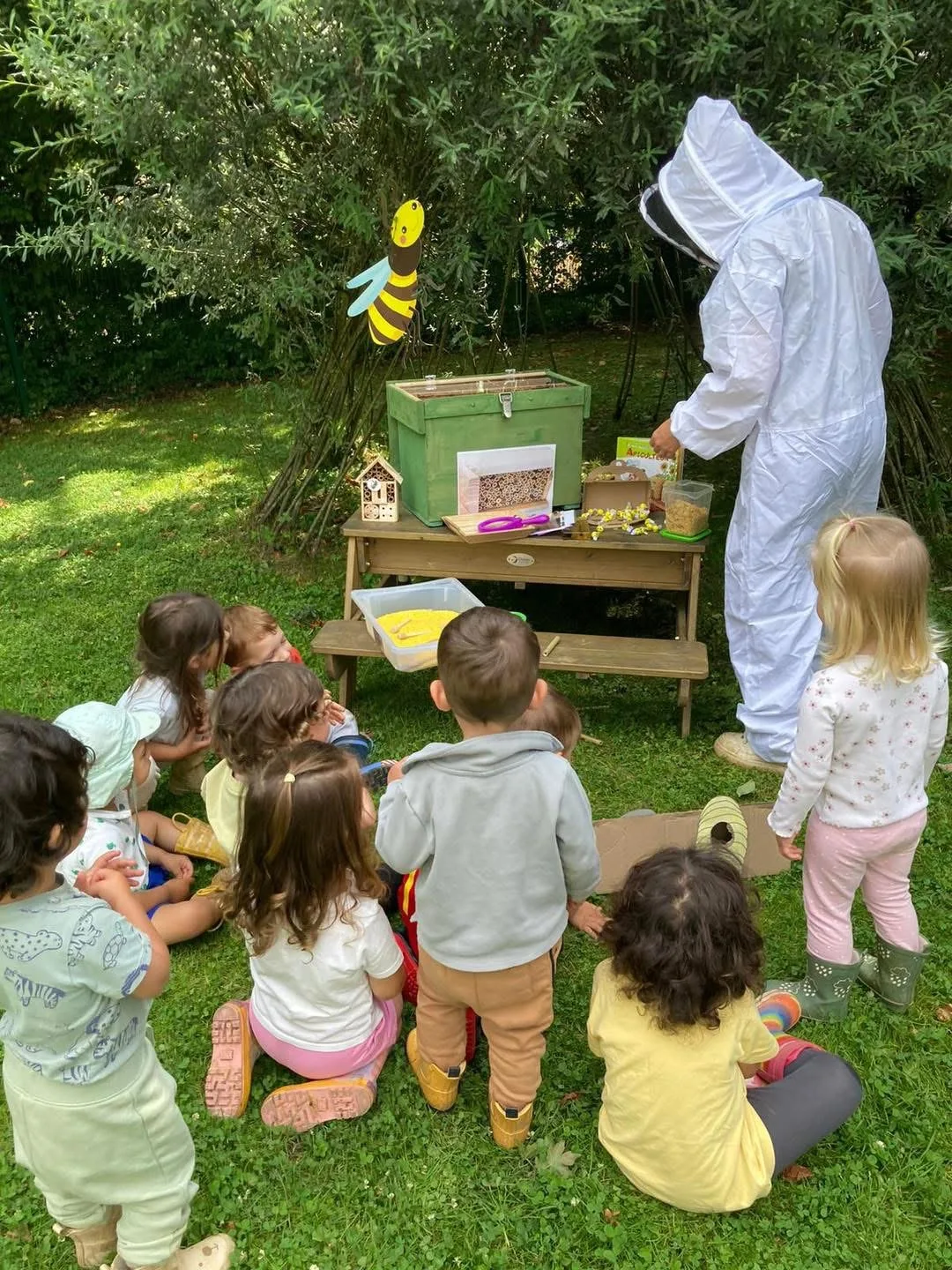 Présentation de l'apiculture aux enfants de la crèche de Kockelscheuer