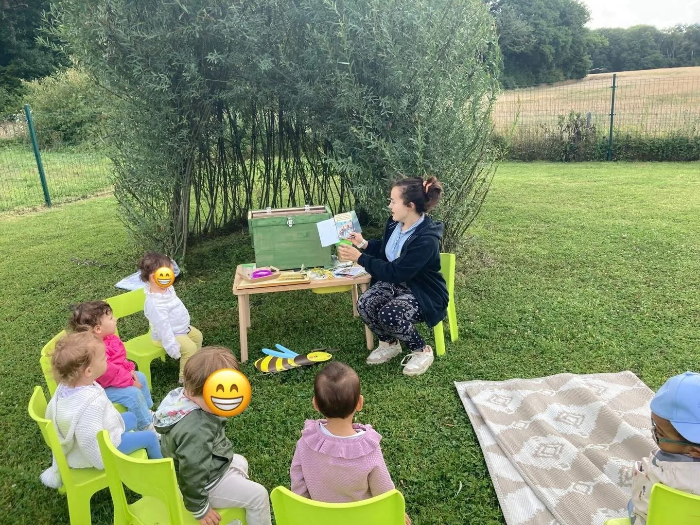 Lecture d'histoire en plein air avec l'éducatrice à la crèche de Kockelscheuer