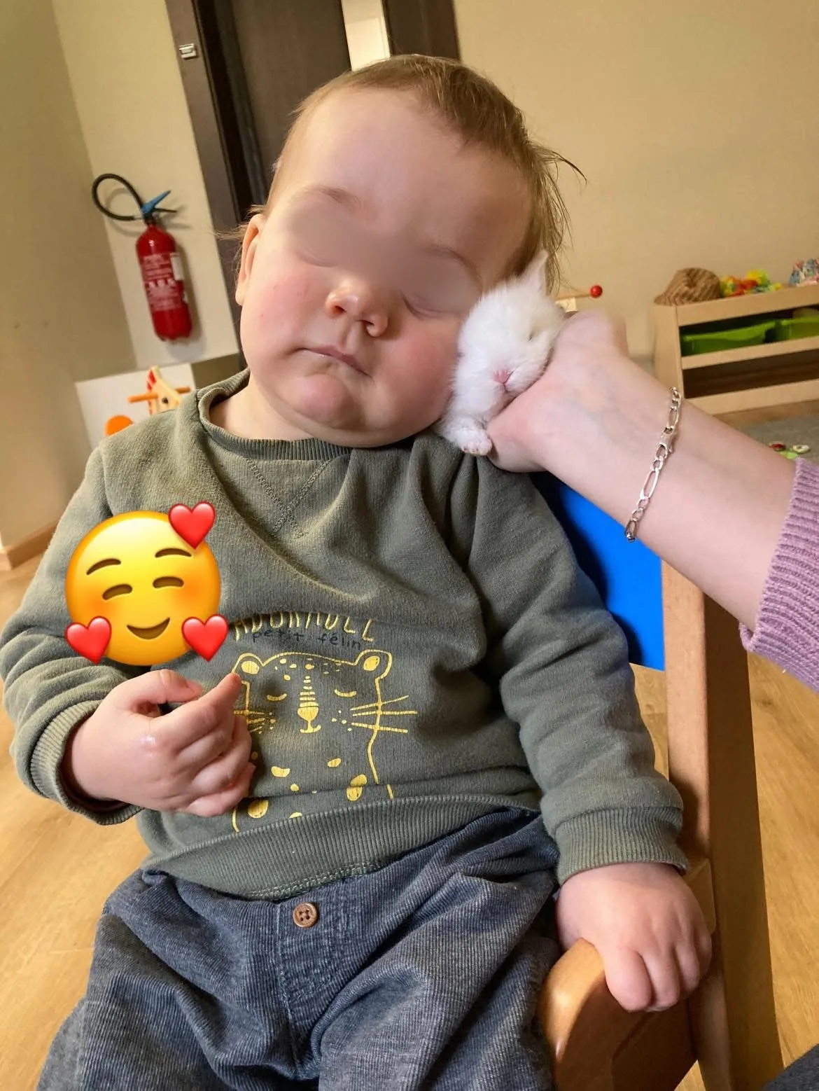 Moment tendre entre un bébé et un lapereau blanc à la crèche Schnick Schnack