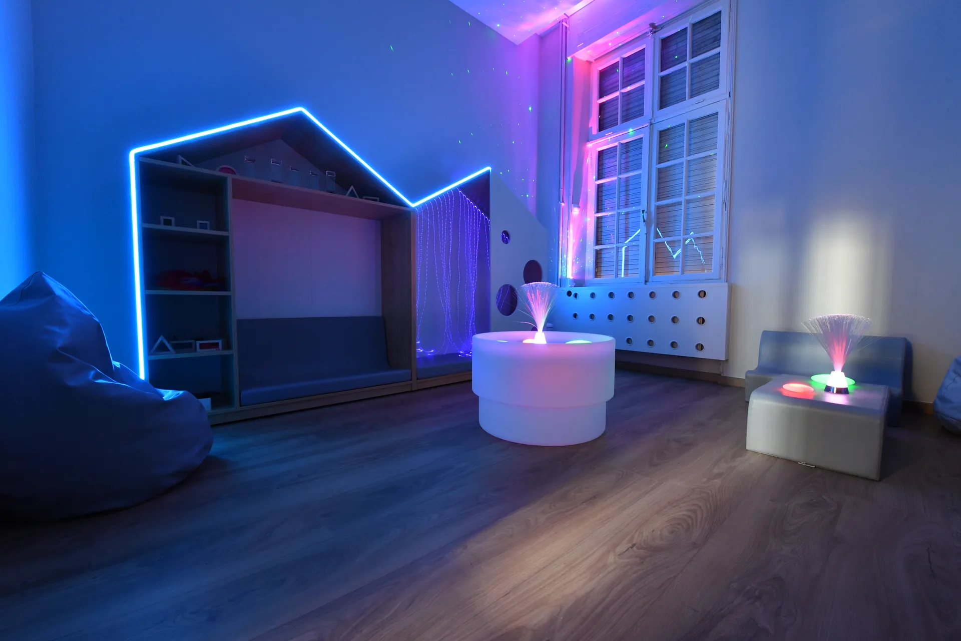 Espace Snoezelen avec fibres optiques, néons et projection étoilée à la crèche de Differdange