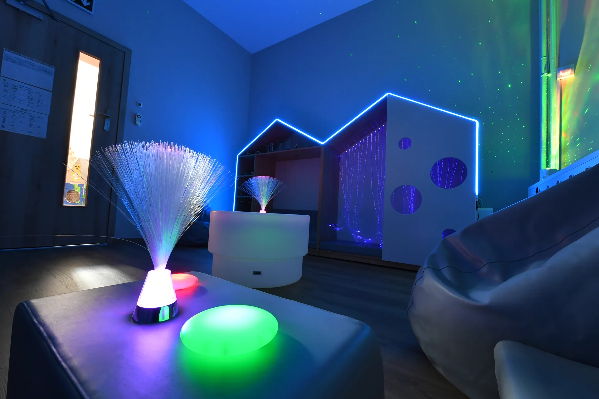 Ambiance apaisante de la salle Snoezelen avec lampes à fibres optiques à Differdange