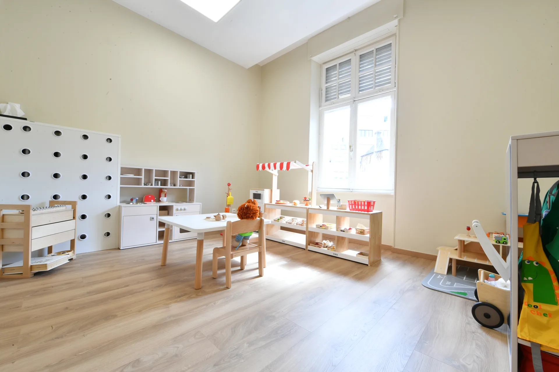 Salle de jeux symboliques avec cuisine et marché en bois à la crèche de Differdange