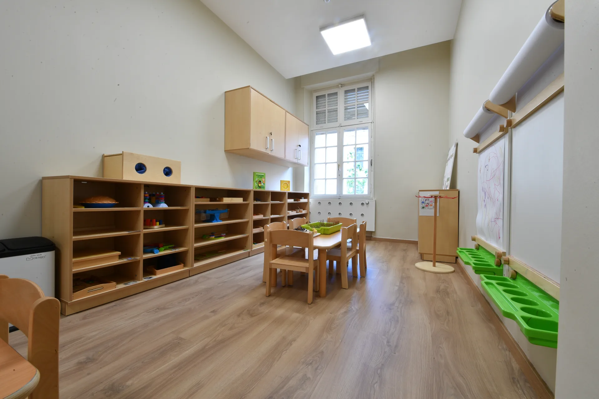 Salle d'inspiration Montessori avec matériel sensoriel et tableau d'expression à Differdange
