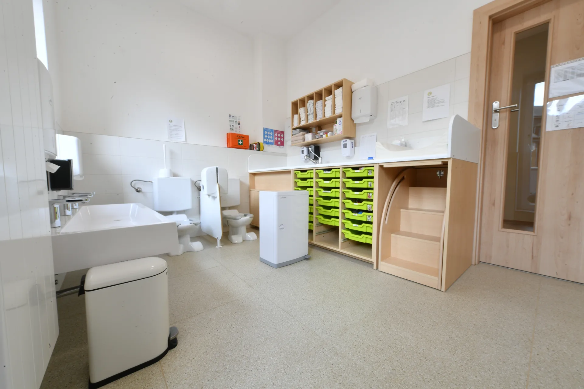 Salle de change et sanitaires adaptés aux tout-petits à la crèche de Differdange