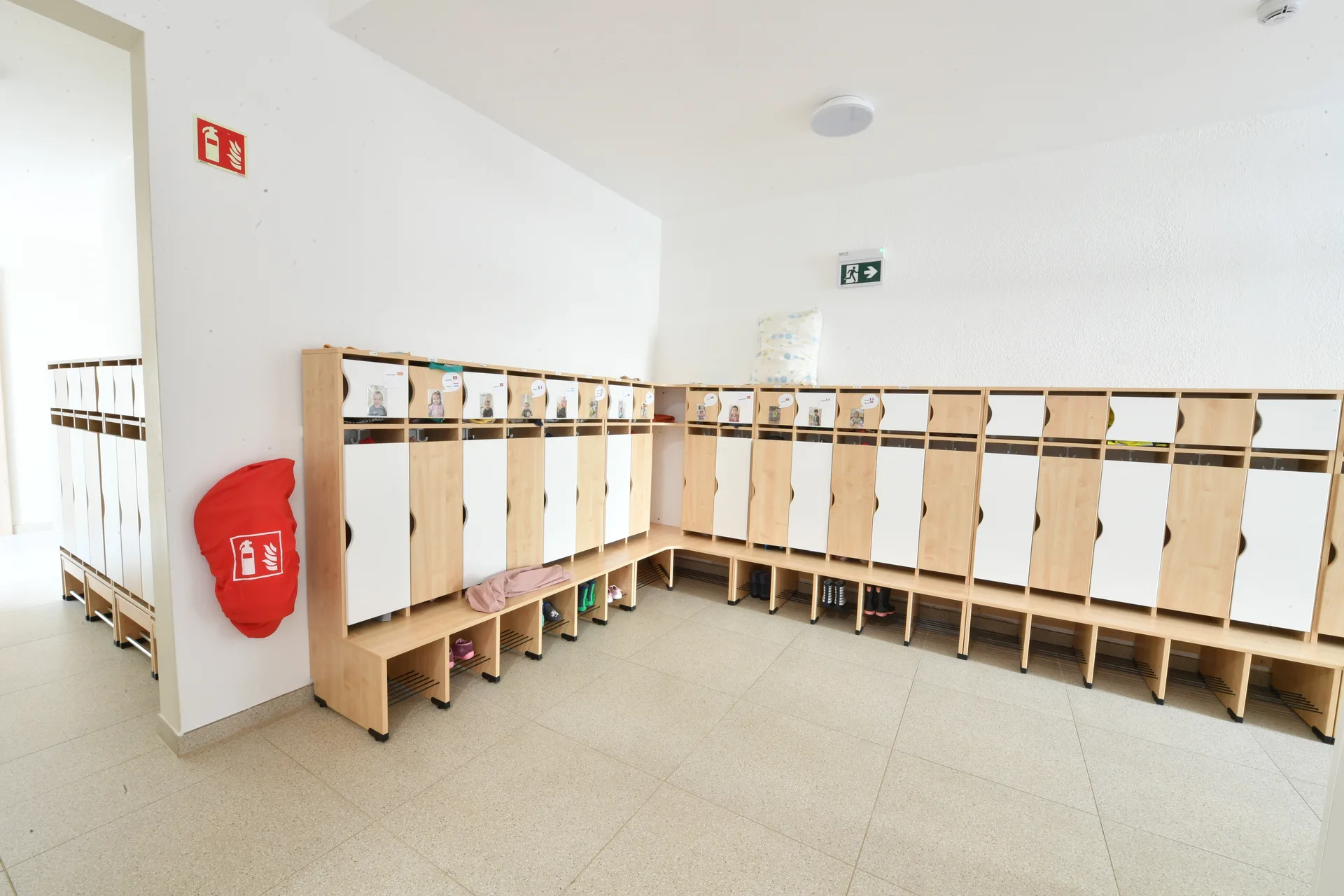 Vestiaire des enfants avec casiers individuels personnalisés à la crèche de Differdange