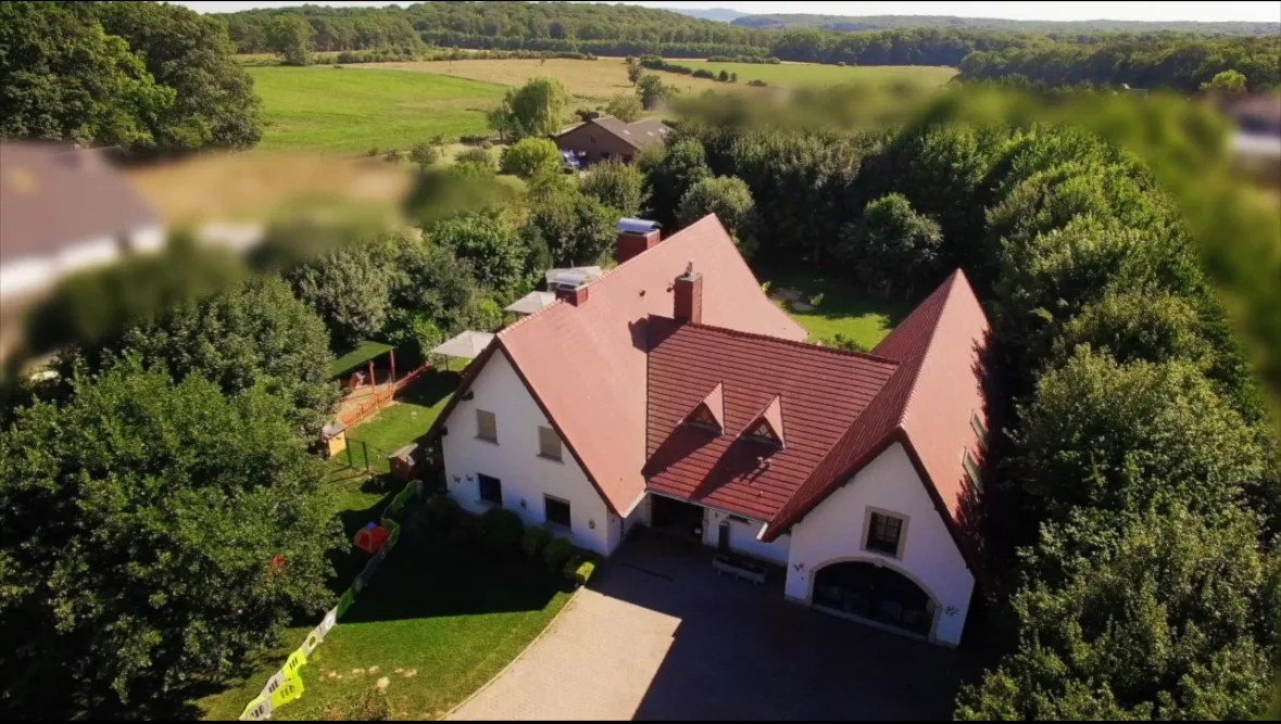 Vue aérienne de la crèche Schnick Schnack Schnuck à Kockelscheuer, entourée de nature