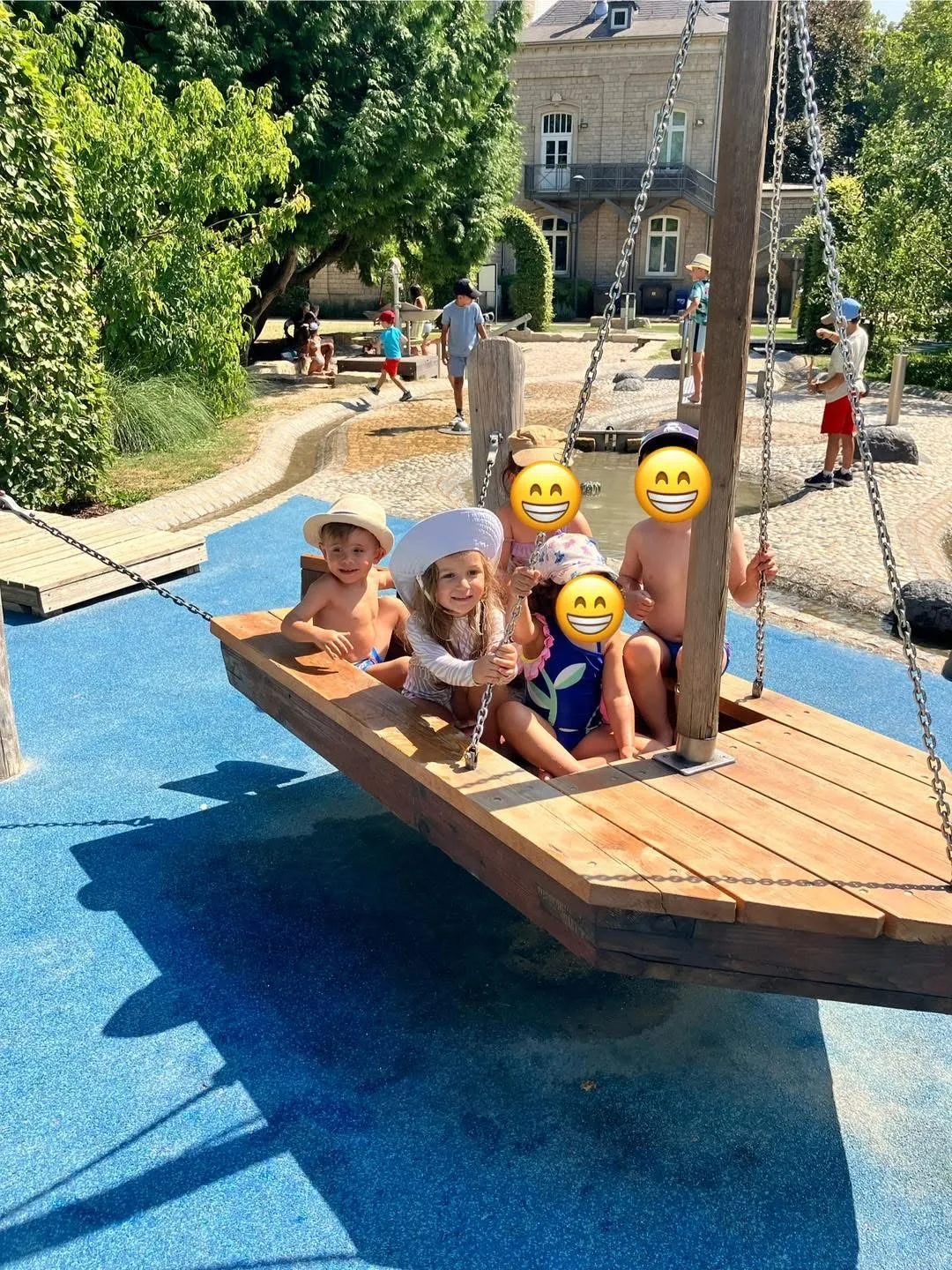 Balançoire-radeau en bois sur l'aire de jeux aquatique, sortie de la crèche Schnick Schnack