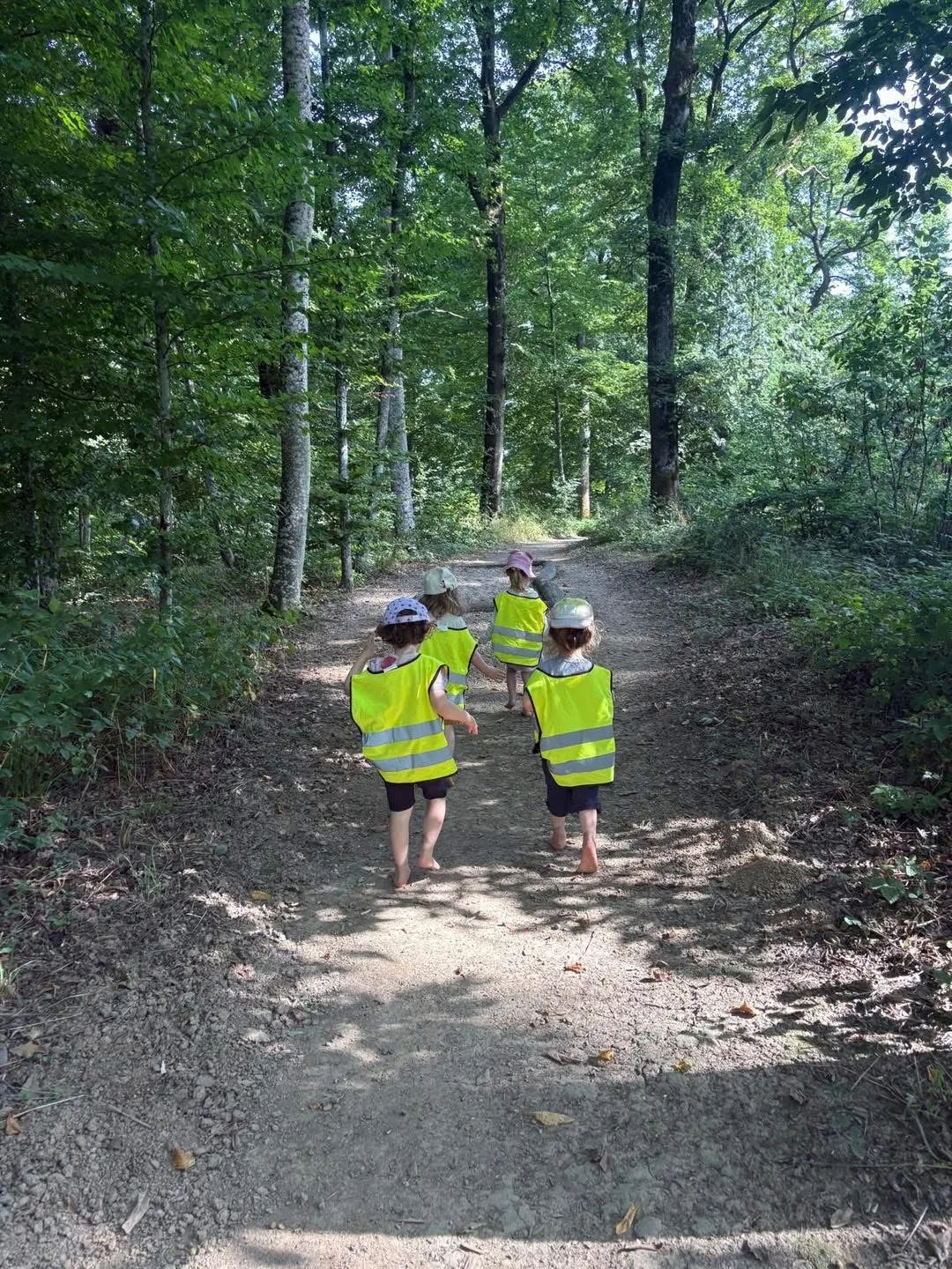 Sortie pieds nus en forêt, exploration sensorielle des enfants de la crèche Kockelscheuer