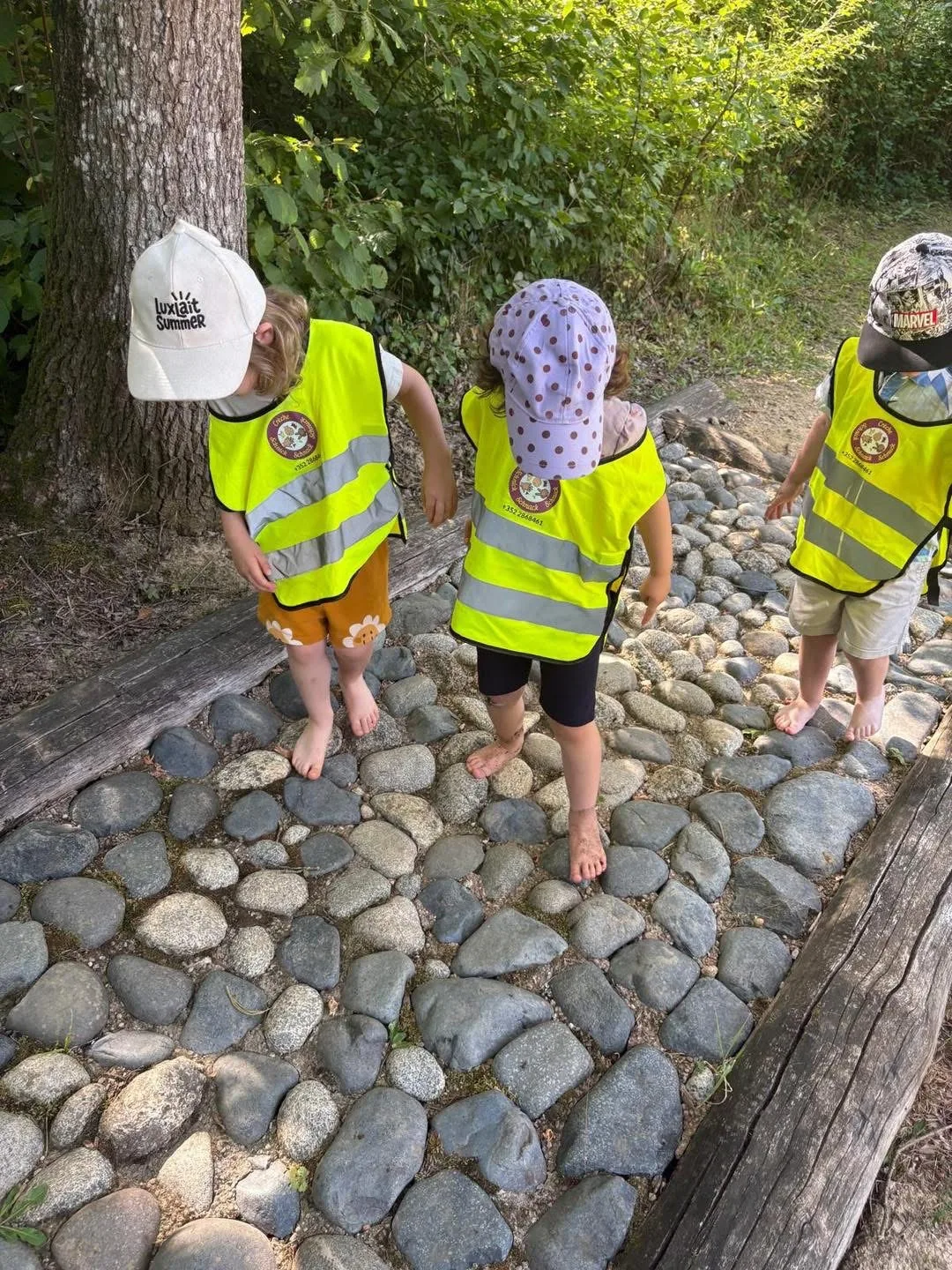 Parcours sensoriel pieds nus sur galets au parc de Kockelscheuer