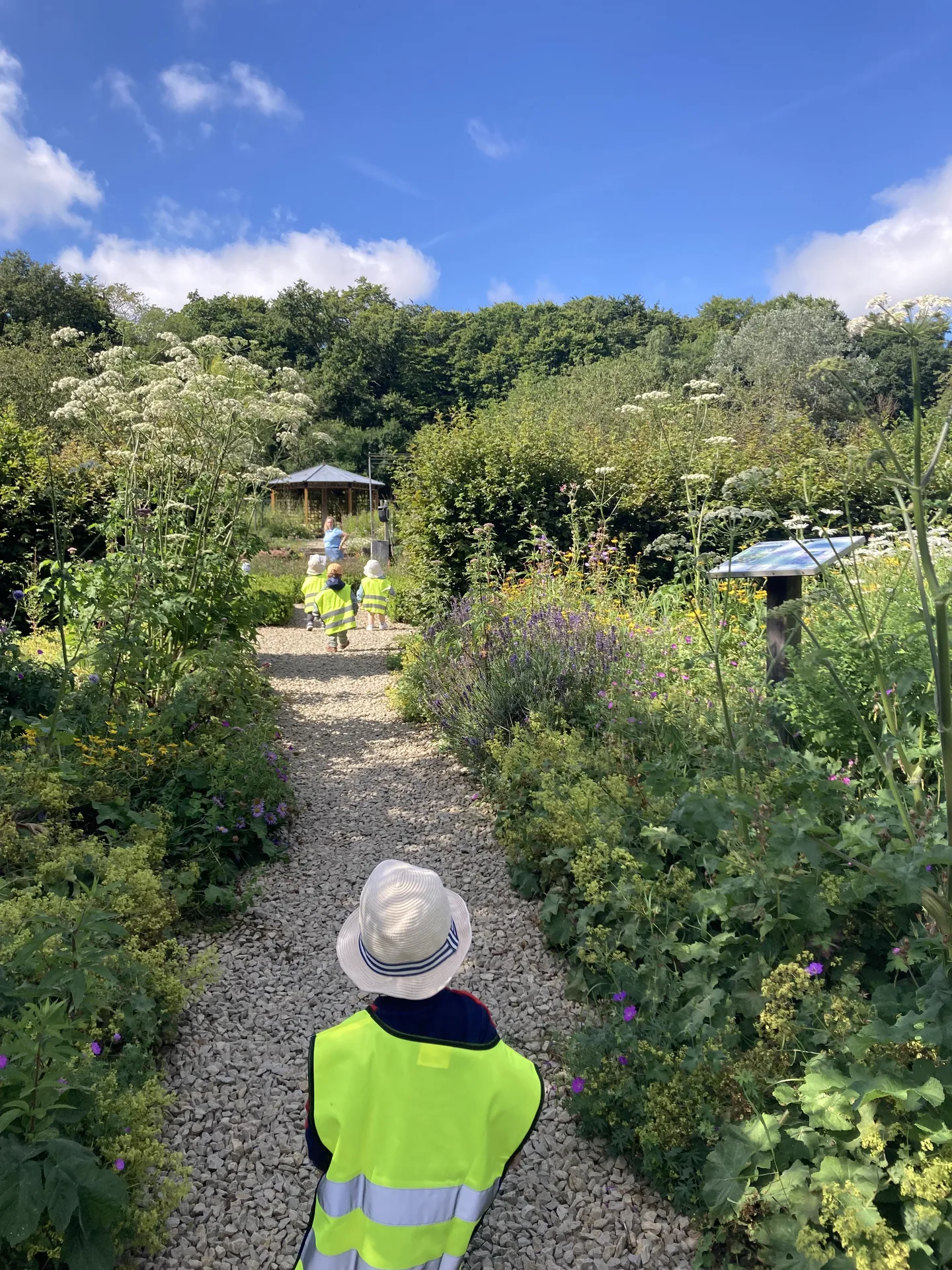 Traversée du jardin fleuri du parc de Kockelscheuer avec la crèche Schnick Schnack