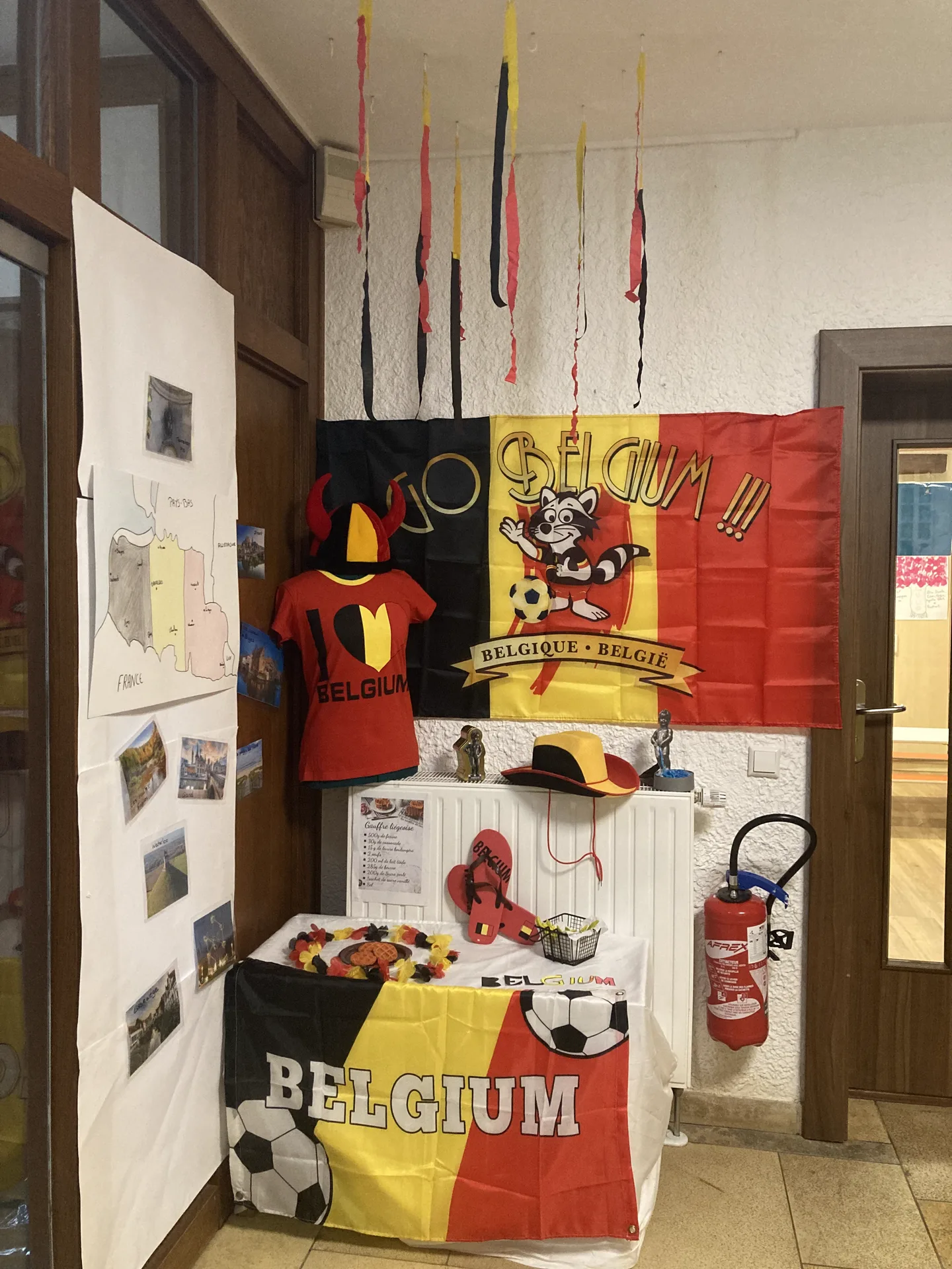 Coin découverte de la Belgique : drapeau, cartes, gaufres et objets typiques exposés aux enfants