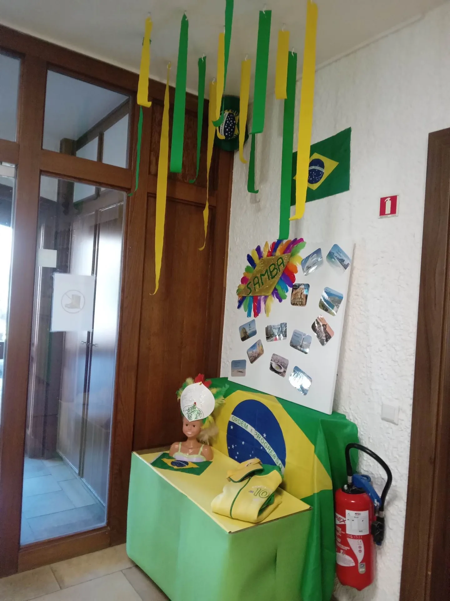 Coin découverte du Brésil : samba, drapeau vert et jaune et photos du pays
