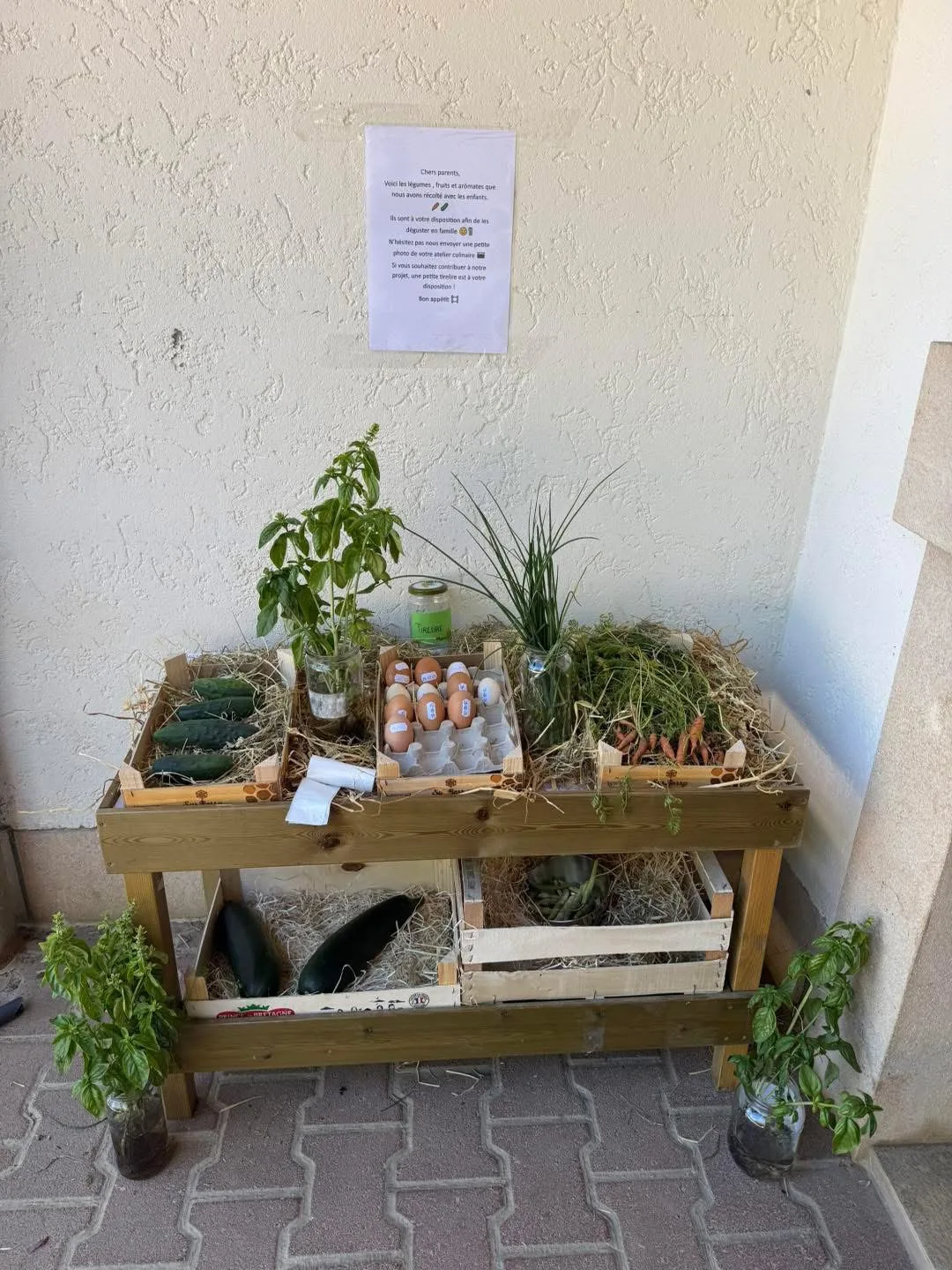 Étal en libre-service pour les parents : légumes, œufs et aromatiques récoltés au potager de la crèche